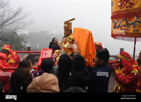 春節去黃山要帶什麼？不妨考慮一下，是否可以考慮將黃山的風景畫卷融入到你的筆下，成為一段流動的詩篇。